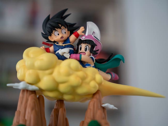 Goku y Chichi vuelan hacia el monte Frypan en la figura más bonita de Dragon Ball que puedes encontrar
