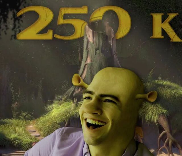 Por llegar a 250 mil seguidores, cumplió la promesa de recrear Shrek en vivo