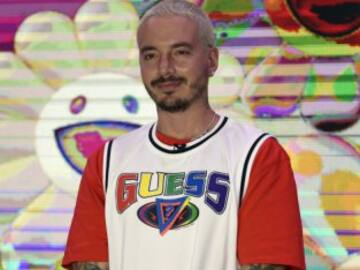 J Balvin juega a los disfraces y en algunos casos está irreconocible