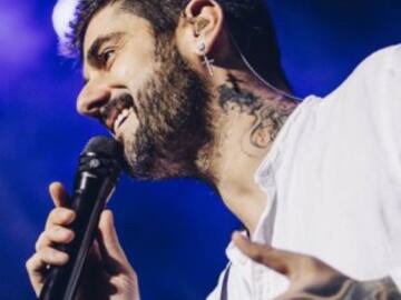 Melendi sube al escenario a su hija Lola para cantar su primera composición