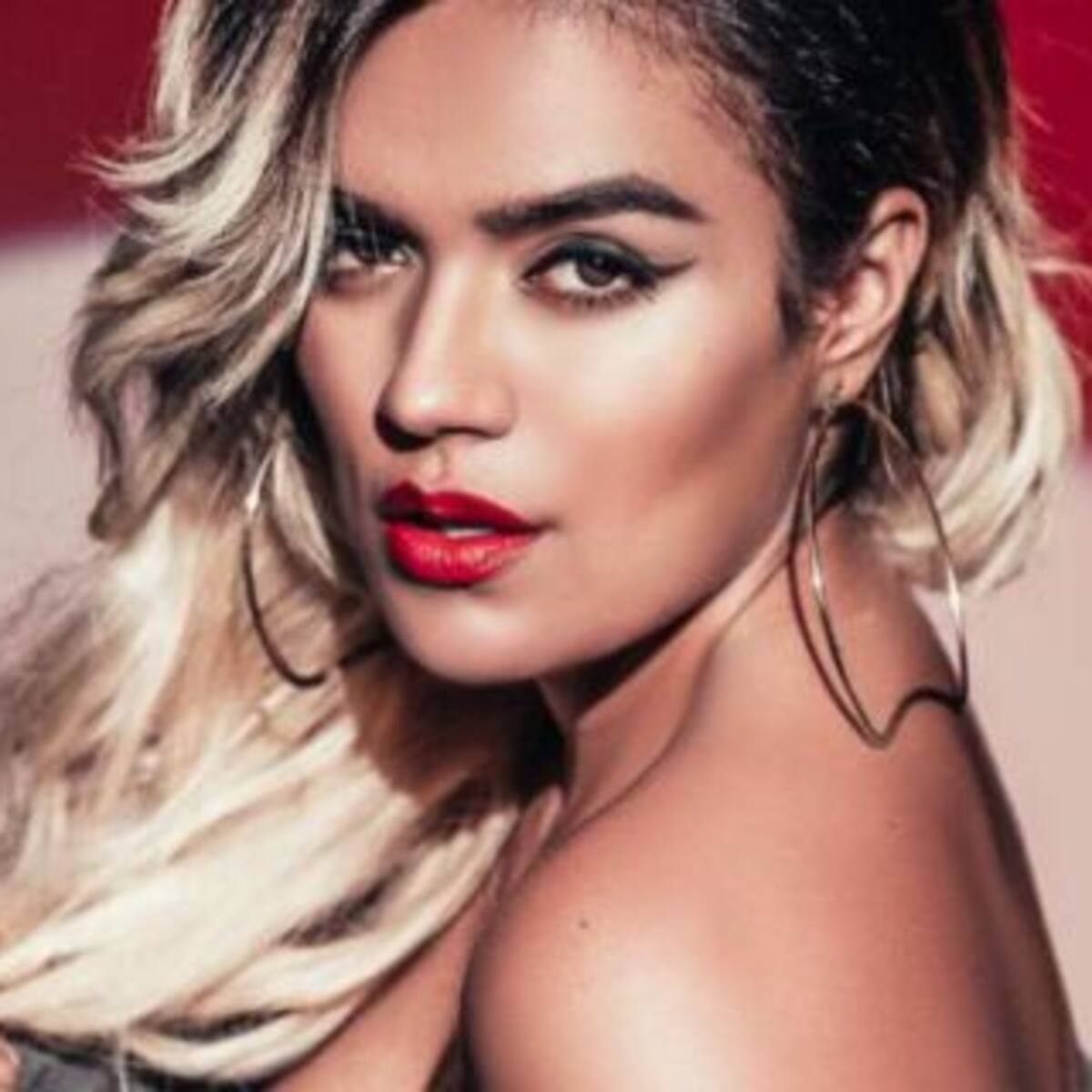La terrible caída de Karol G en un show con Lali & Becky G