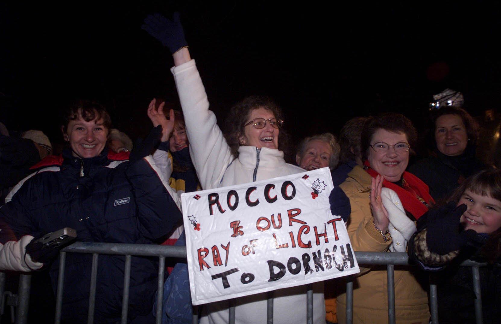 Los vecinos de Dornoch celebran la llegada de los invitados al bautizo de Rocco, hijo de Madonna