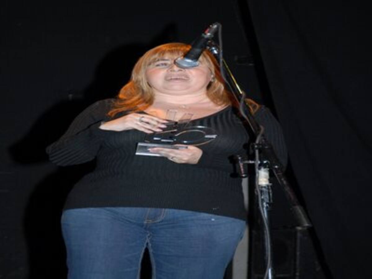 Recibe la estatuilla Marisa Arias en nombre de los chicos de Babasónicos