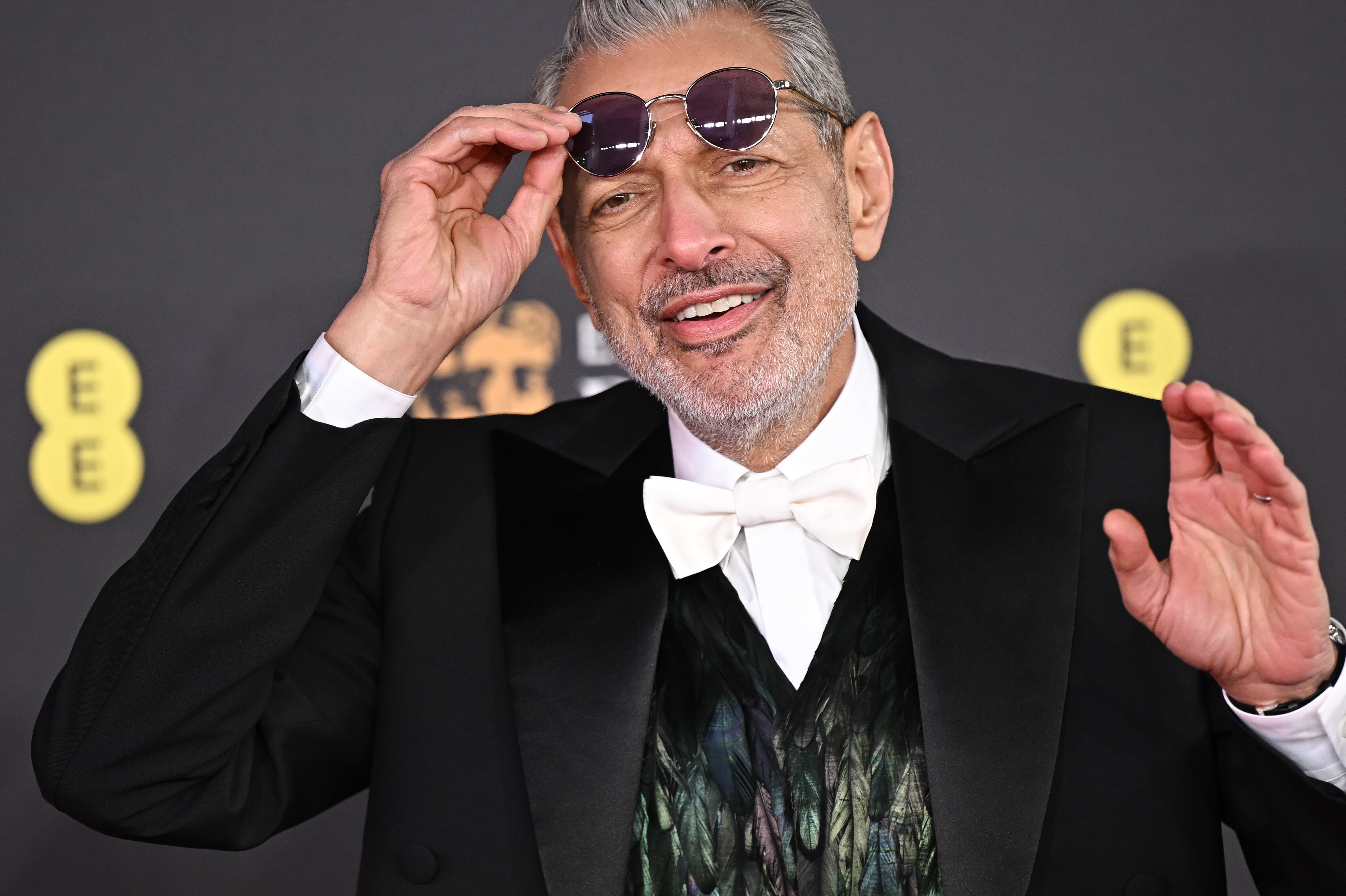 Jeff Goldblum le dio un giro al clásico esmoquin negro con camisa blanca incluyendo una pajarita blanca.