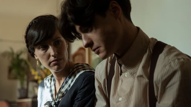 Natalia de Molina y Milo Quifes en 'La Bola Negra'. / SUMA Content | Carla Oset