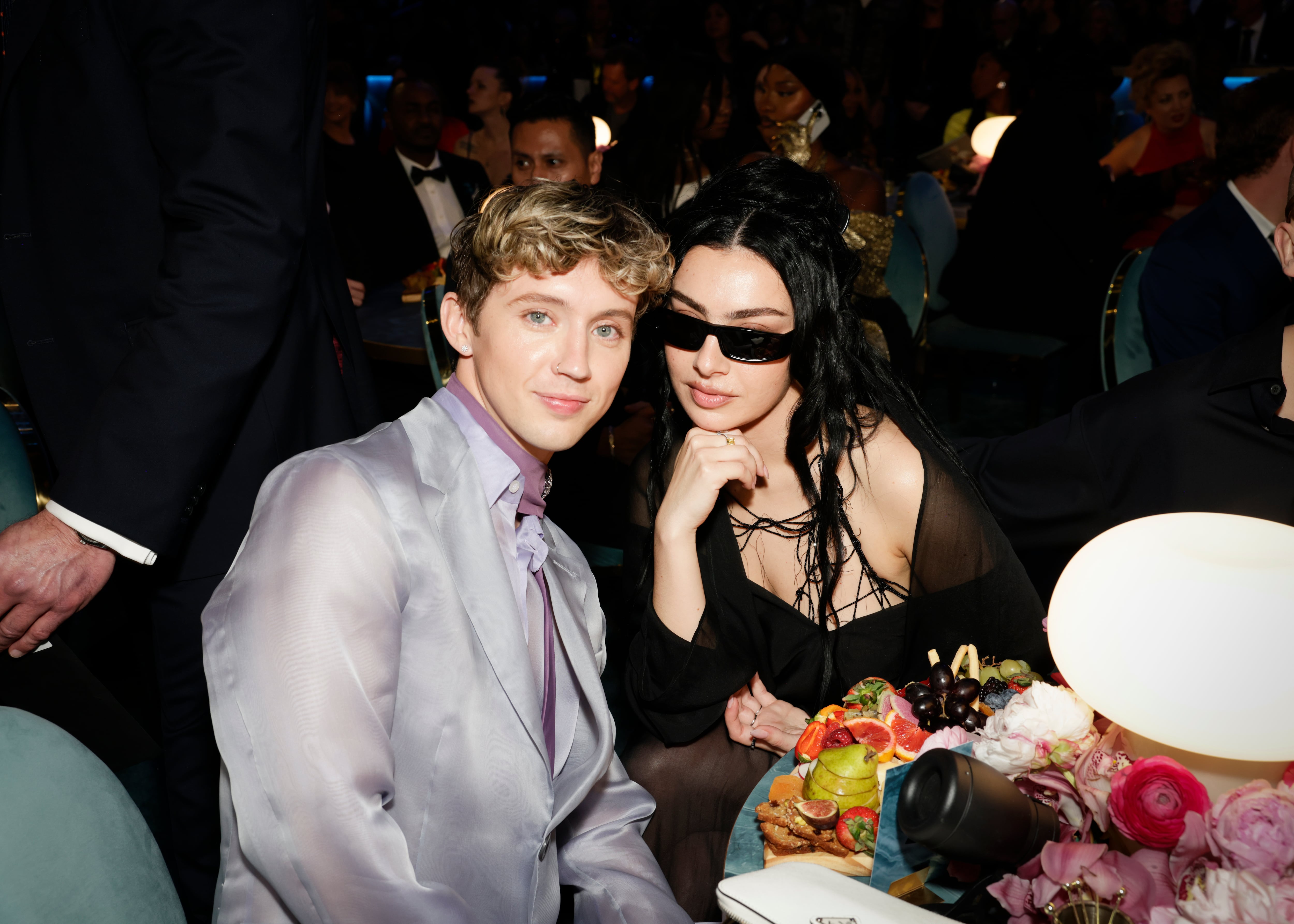 Troye Sivan y Charli XCX en la edición 67ª de los Premios Grammy, gala celebrada en Los Ángeles (California), 2 de febrero de 2025.