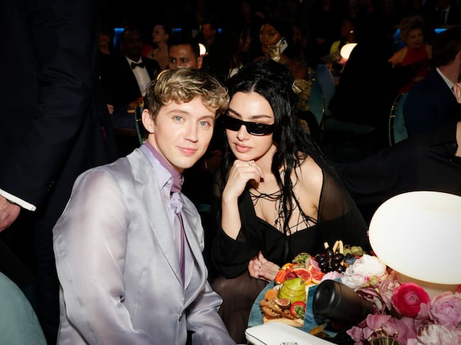 Troye Sivan y Charli XCX en la edición 67ª de los Premios Grammy, gala celebrada en Los Ángeles (California), 2 de febrero de 2025.