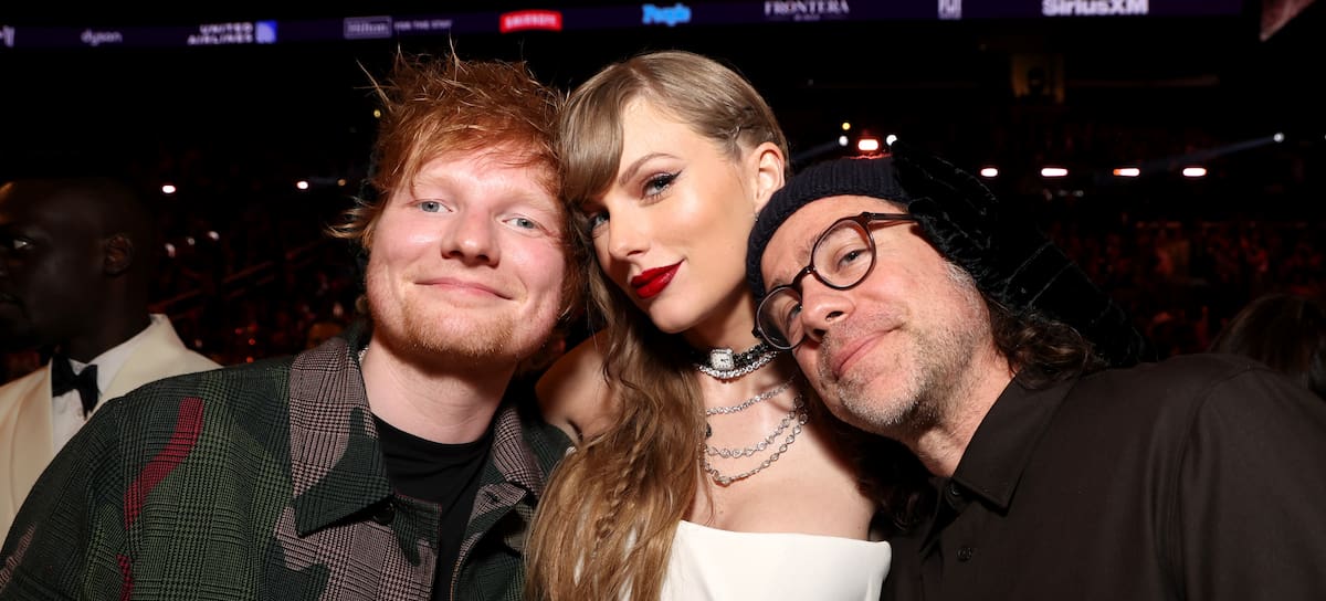 Ed Sheeran, Taylor Swift y Aaron Dessner en la 66ª edición de los Premios Grammy.