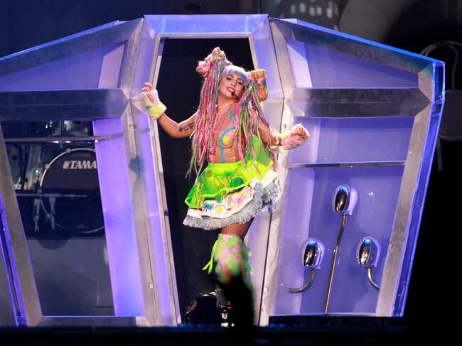 Lady Gaga actuando en su 'artRave: The Artpop Ball' tour en 2014. / Barry Brecheisen/WireImage
