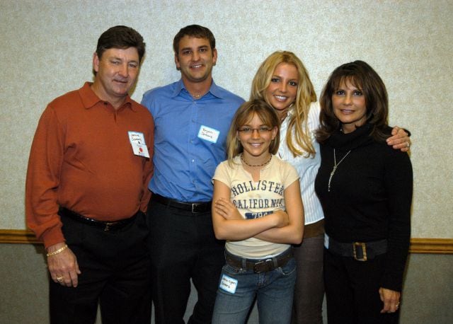 Britney Spears posa,en una imagen de archivo, junto a su padre Jamie, su hermano Bryan, su madre Jamie-Lynn y su hermana pequeña, Lynne.