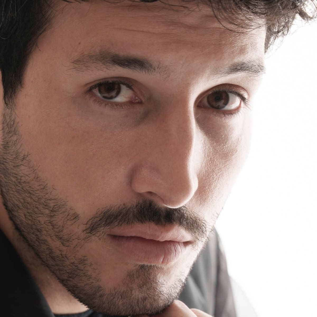 ‘Lo Que Me Pasa Con Vos’, la colaboración de Sebastián Yatra con Alonso: “Aprendimos a creer en la magia”