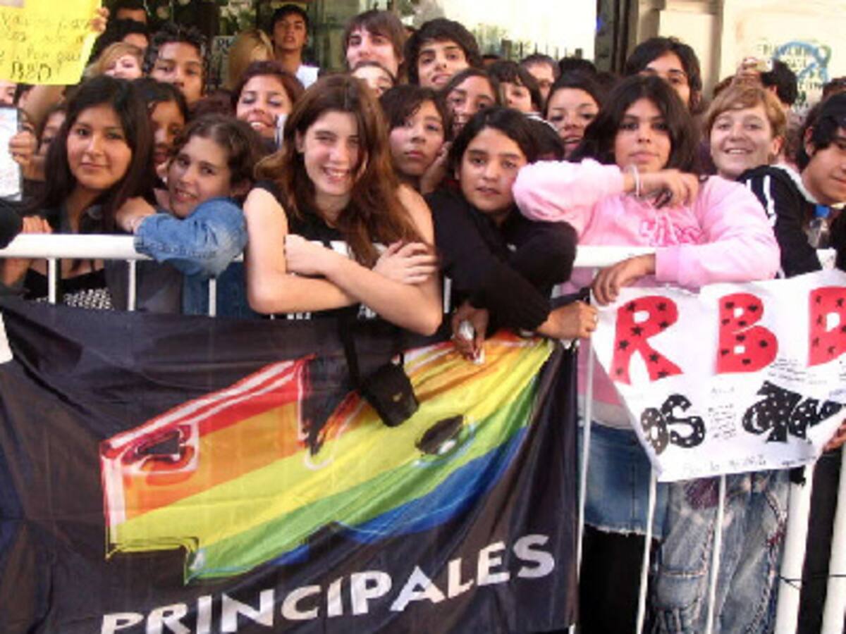 Sus fans en la dulce espera...