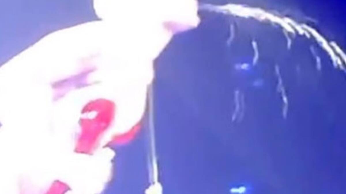 Miley Cyrus escupe a sus fans