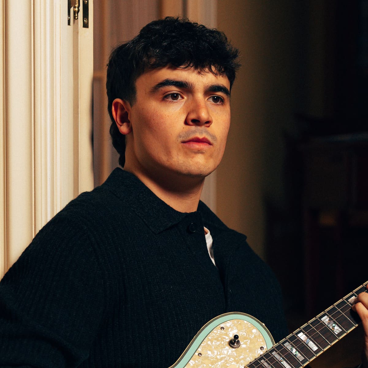 40 cosas de Javi Chapela: sus 'Futuros Propósitos', el viaje de hacer su disco y ser "Nuevo Romántico"