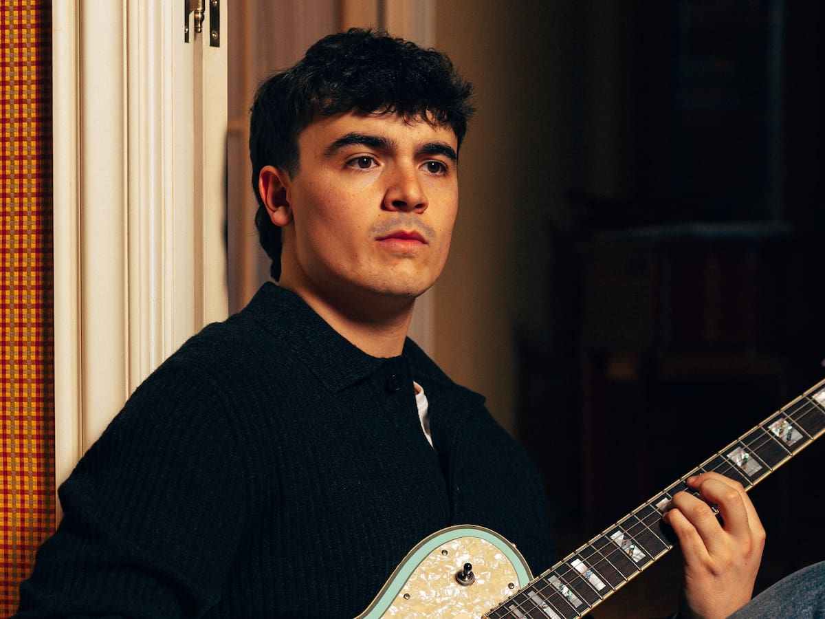 40 cosas de Javi Chapela: sus 'Futuros Propósitos', el viaje de hacer su disco y ser "Nuevo Romántico"