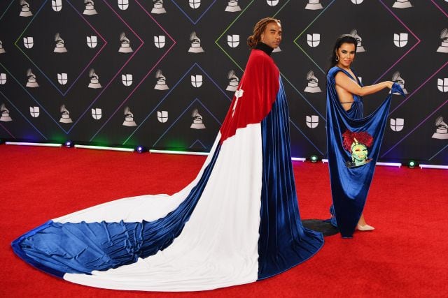 Yotuel Romero y Beatriz Luengo con la bandera cubana en la alfombra roja de los Grammy Latinos 2021.