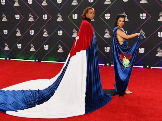 Yotuel Romero y Beatriz Luengo con la bandera cubana en la alfombra roja de los Grammy Latinos 2021.