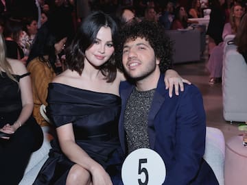 Benny Blanco, Selena Gómez, Hailey Bieber y el caso de las indirectas con la funda del móvil