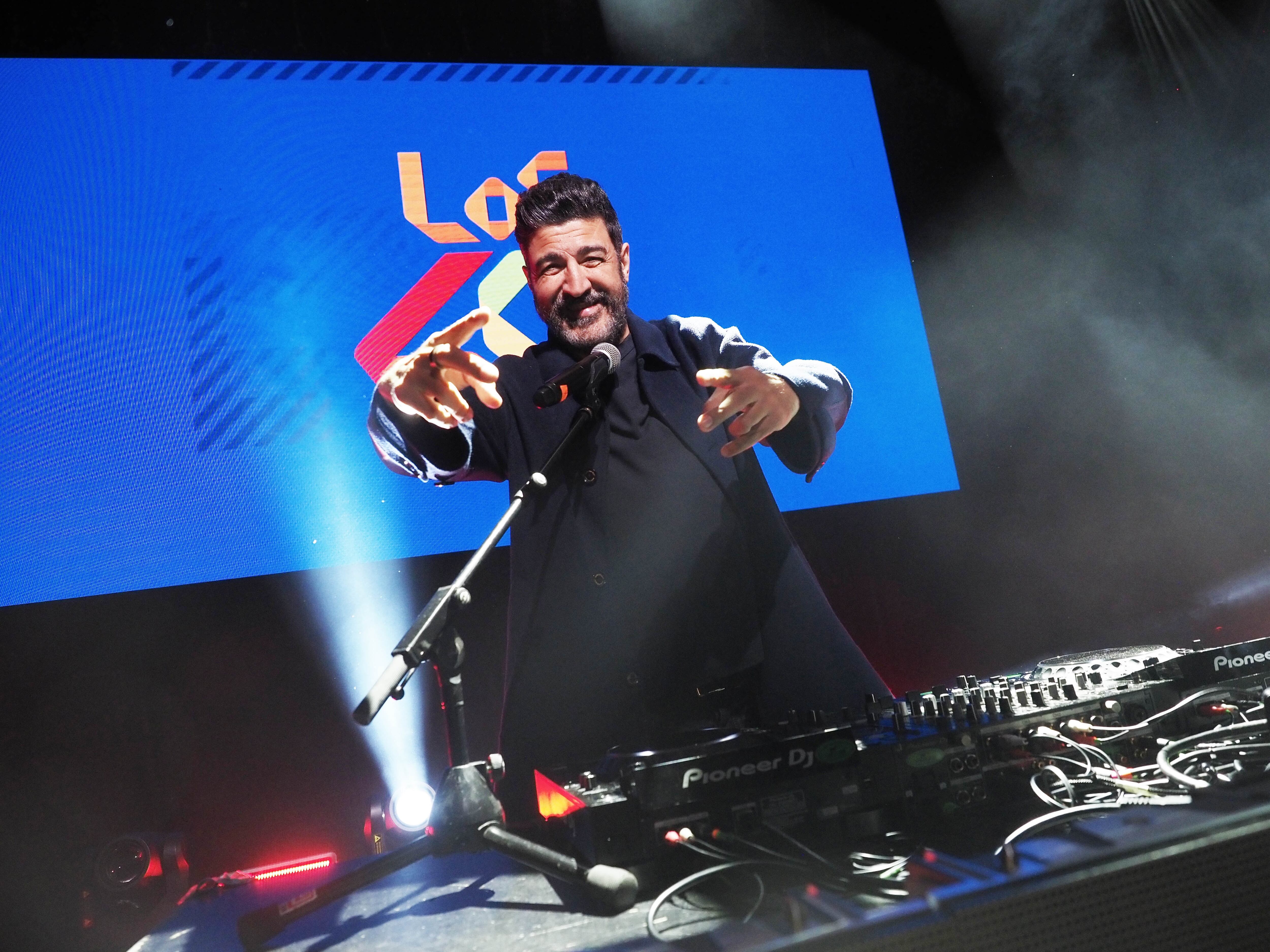 Desde las 21:00 a las 00:00 con puntualidad británica se celebró LOS40 Santiago Pop 2025 a los pies de la catedral de Santiago en la misma plaza de la Puerta Santa. Más de 4000 personas abarrotaron la plaza para celebrar la Ascensión 2025