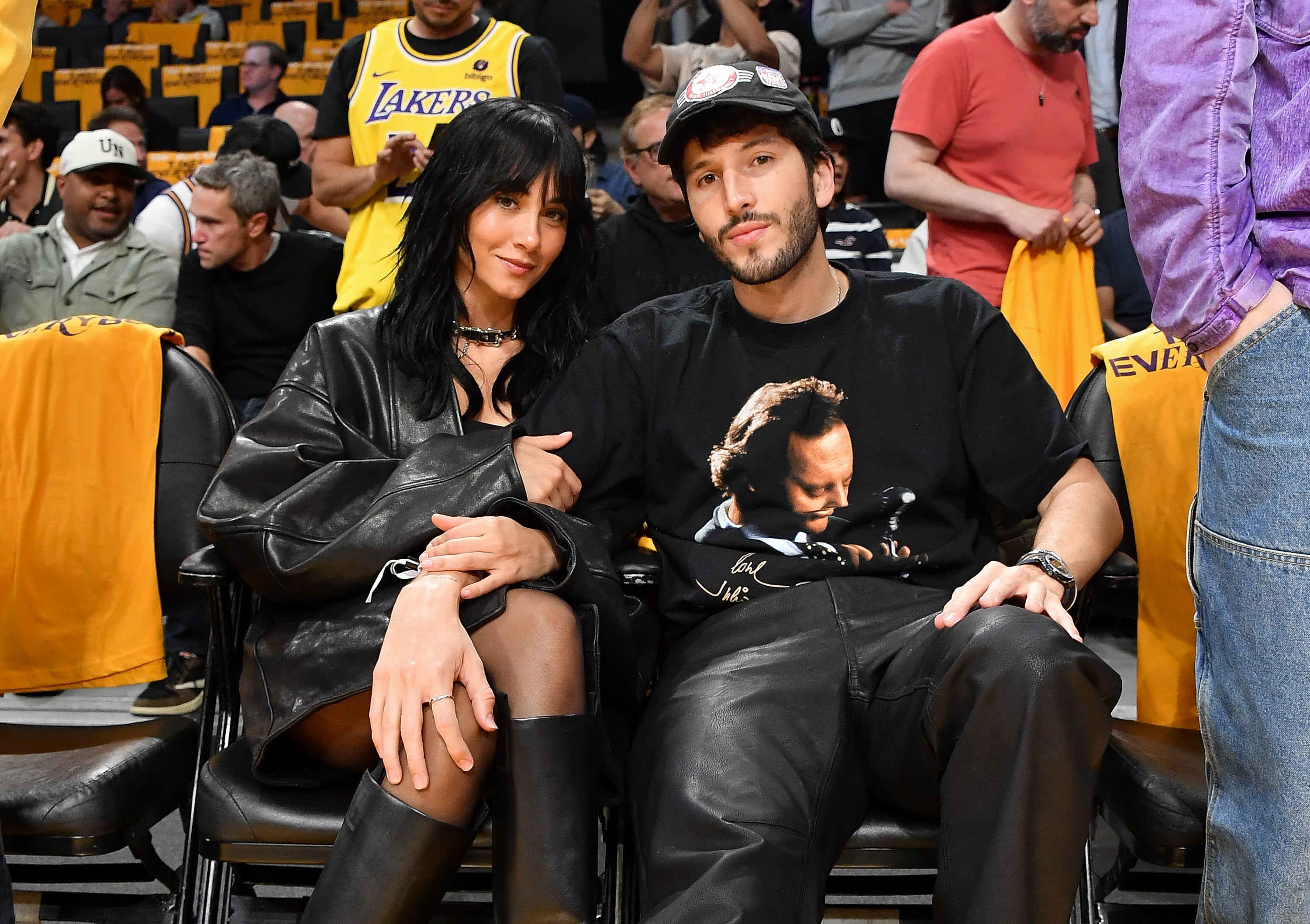 Aitana y Sebastián Yatra en un partido de los Lakers