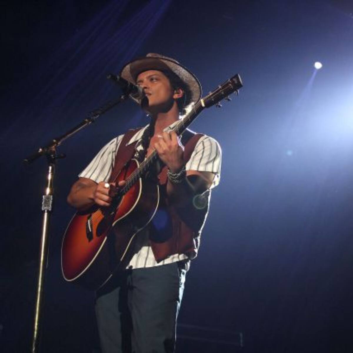 ¡Perfecto! Así suena Bruno Mars cantando en español