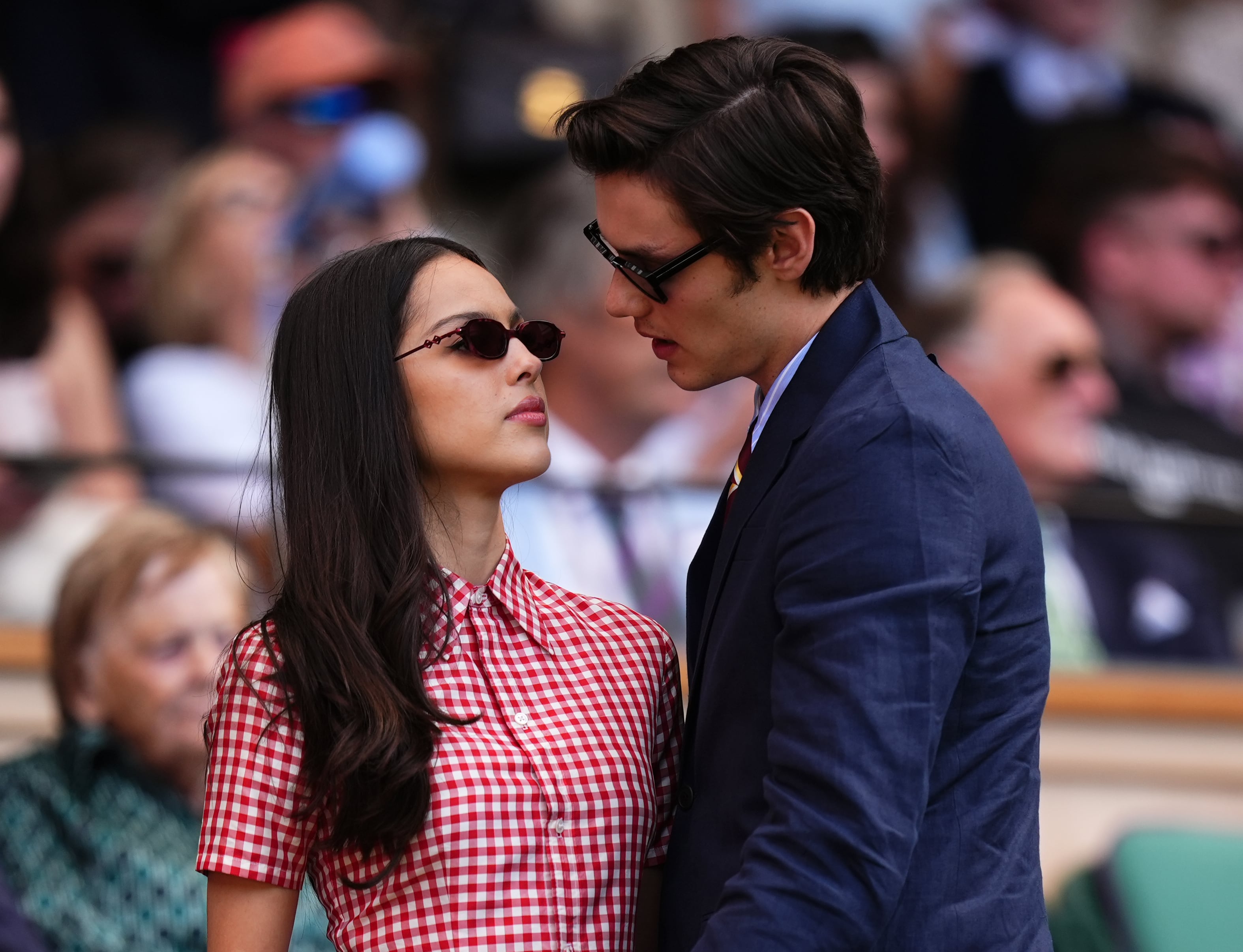 Olivia Rodrigo y Louis Partridge acuden juntos a Wimbledon 2025.