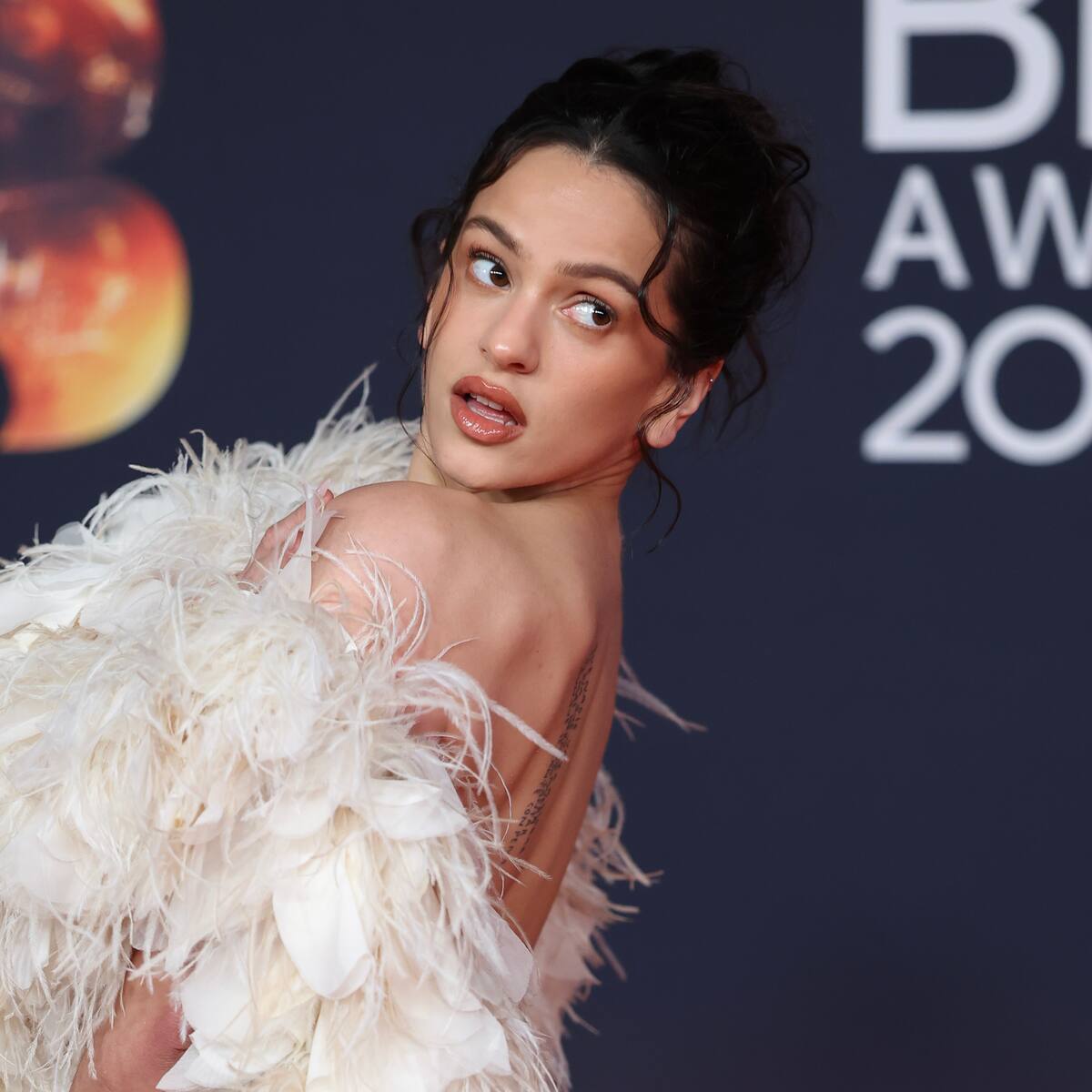 Rosalía sorprende con una chaqueta de borreguito deconstruida en el Camp Nou: ¿de dónde es?