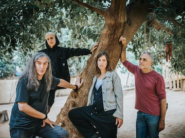 'L’amor no cau del cel': l'abraçada dels Sopa de Cabra, Clara Peya i Anaïs Vila