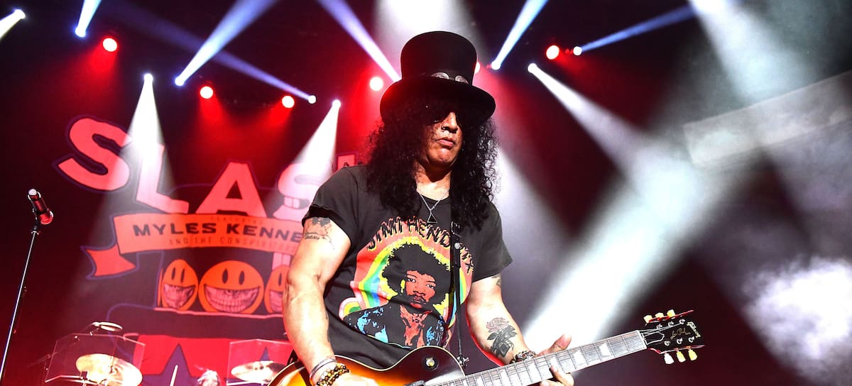 Slash, guitarrista de Guns N&#039; Roses, durante una actuación en Los Ángeles, California, el 16 de octubre de 2018.