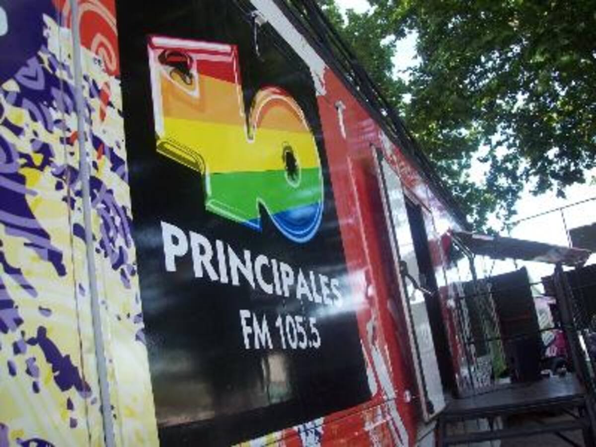 Camión 40 Principales y John Foos en el show The Black Eyed Peas