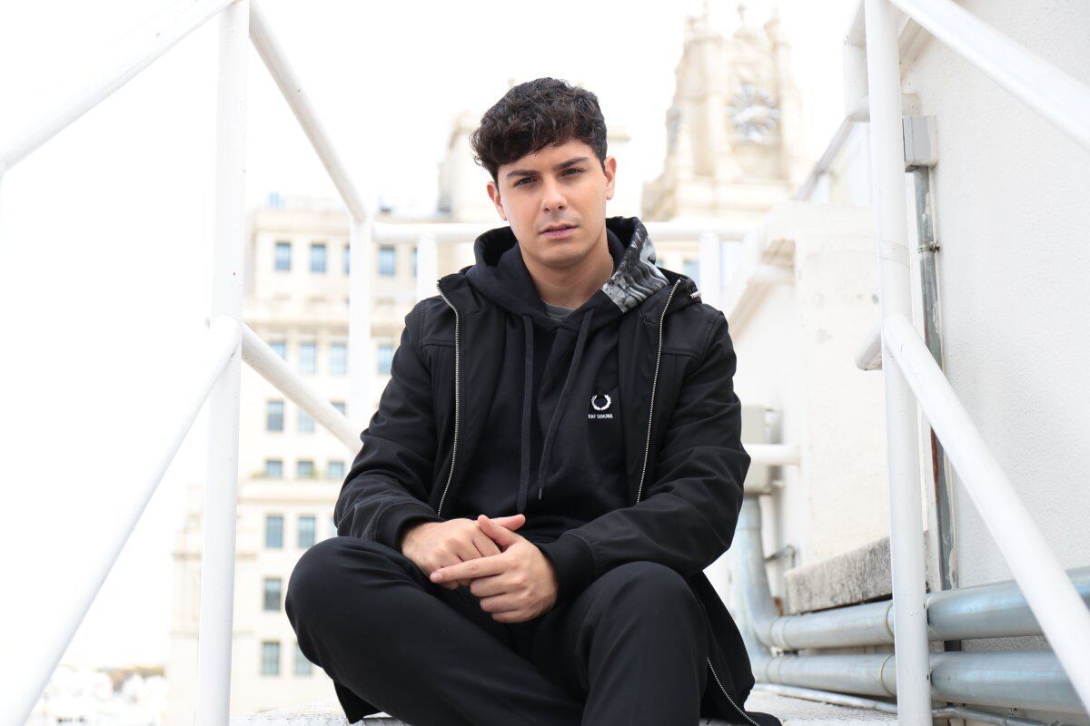 Creador de himnos como De la Tierra hasta Marte o Els Teus ulls, el artista catalán Alfred García visitó LOS40 para hablarnos de su tercer disco. En la imagen, durante su posado en la terraza de LOS40.