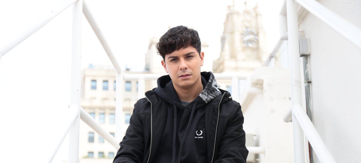 Creador de himnos como De la Tierra hasta Marte o Els Teus ulls, el artista catalán Alfred García visitó LOS40 para hablarnos de su tercer disco. En la imagen, durante su posado en la terraza de LOS40.