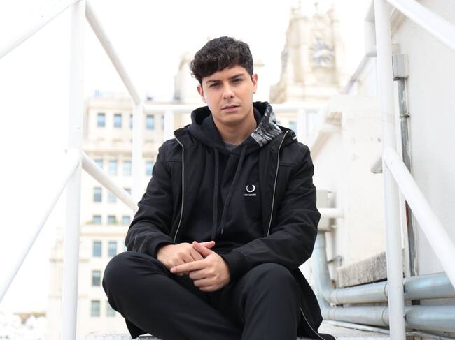 Creador de himnos como De la Tierra hasta Marte o Els Teus ulls, el artista catalán Alfred García visitó LOS40 para hablarnos de su tercer disco. En la imagen, durante su posado en la terraza de LOS40.