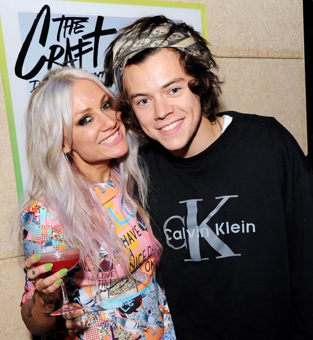 Lou Teasdale y Harry Styles en el lanzamiento del libro de la estilista