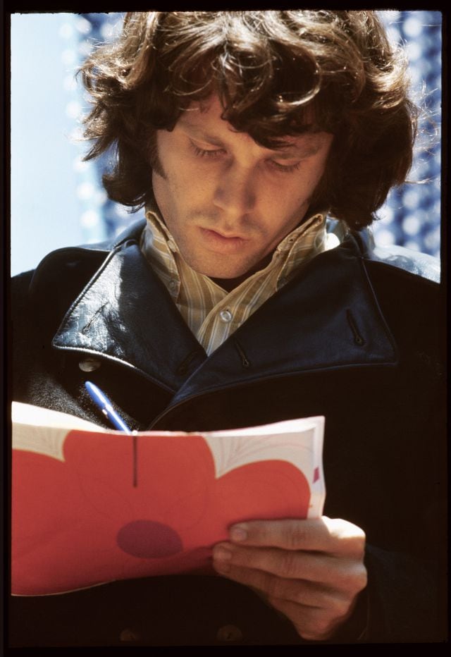 Jim Morrison, firmando autógrafos dutante el verano del amor de 1967.