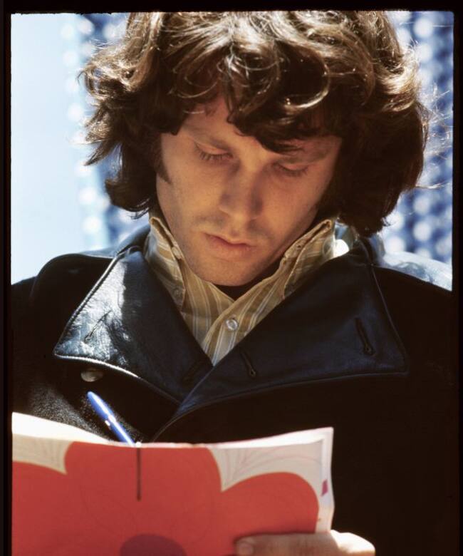 Jim Morrison, firmando autógrafos dutante el verano del amor de 1967.