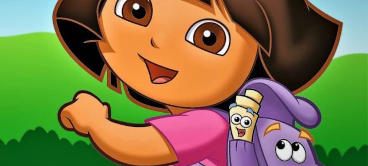 Dora la Exploradora junto a su mochila y su pergamino / Nickelodeon