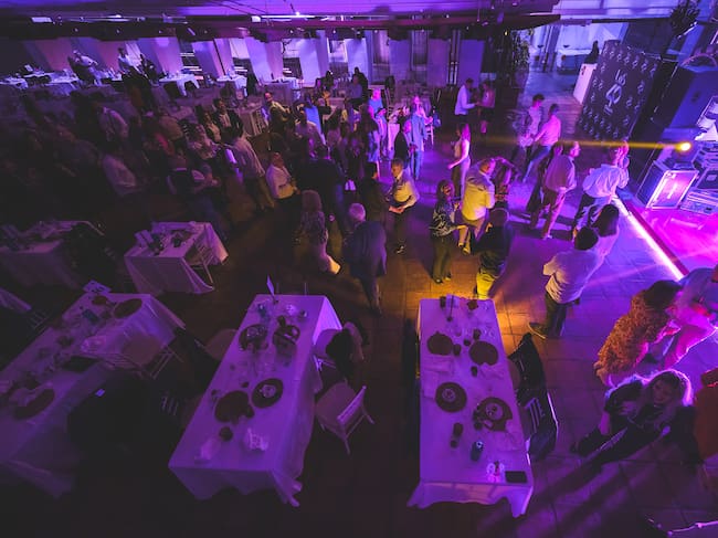 Plano aéreo de la fiesta después de la cena.