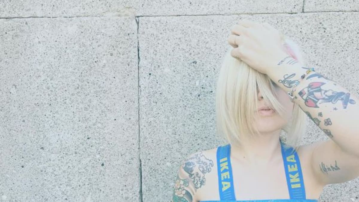 La bolsa azul de Ikea revoluciona la moda, ¿todavía no te la has puesto?