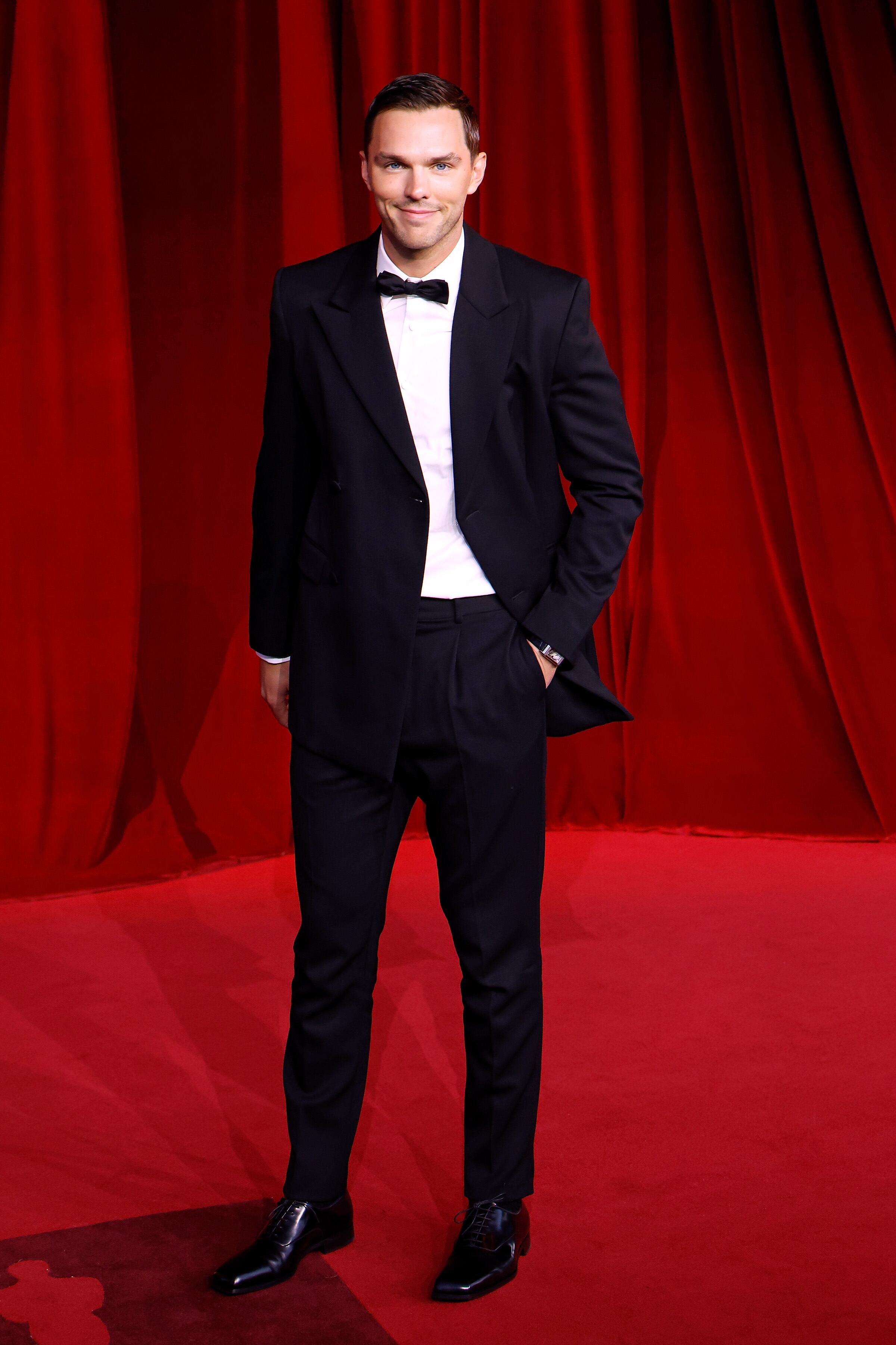 El actor británico se convirtió en un auténtico gentleman con pajarita incluida.