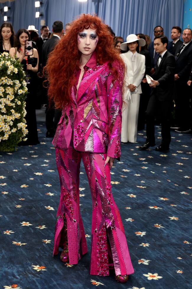 Chappell Roan, fiel a su estilo ha destacado por su maquillaje glam y su traje a modo de patchwork de corte setentero con predominio del fucsia.