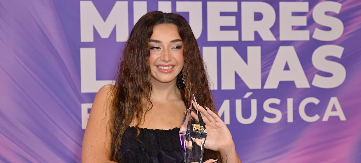 Lola Índigo con el Premio Evolución de los Billboard Mujeres Latinas en la Música 2026