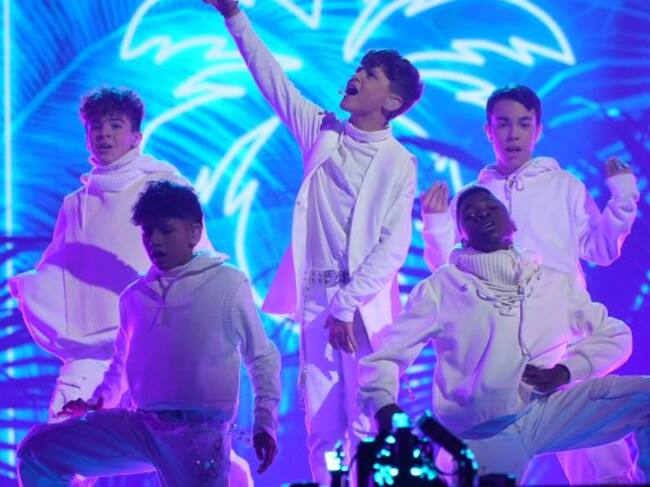 Carlos Higes y su equipo de bailarines ensayando.