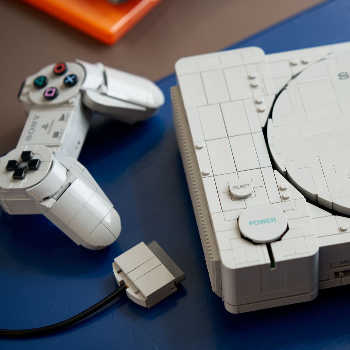 La PlayStation original se convierte en set oficial de LEGO: casi 2.000 piezas, detalles ocultos y pura nostalgia noventera