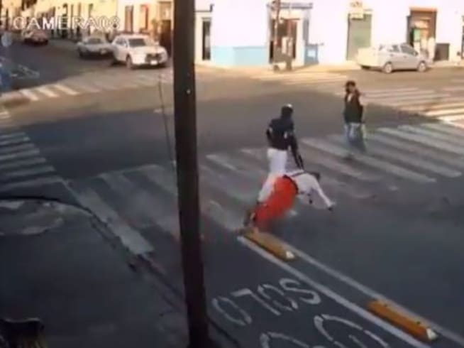 Peatones tropiezan en ciclovía de calle en Puebla