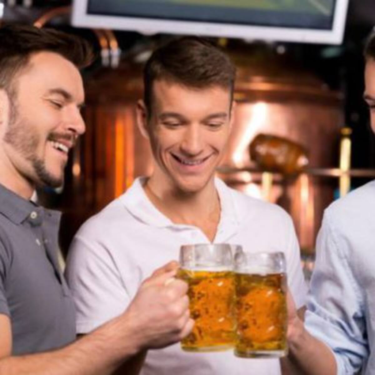 Según un estudio, salir a tomar cerveza después del trabajo hace bien a la salud