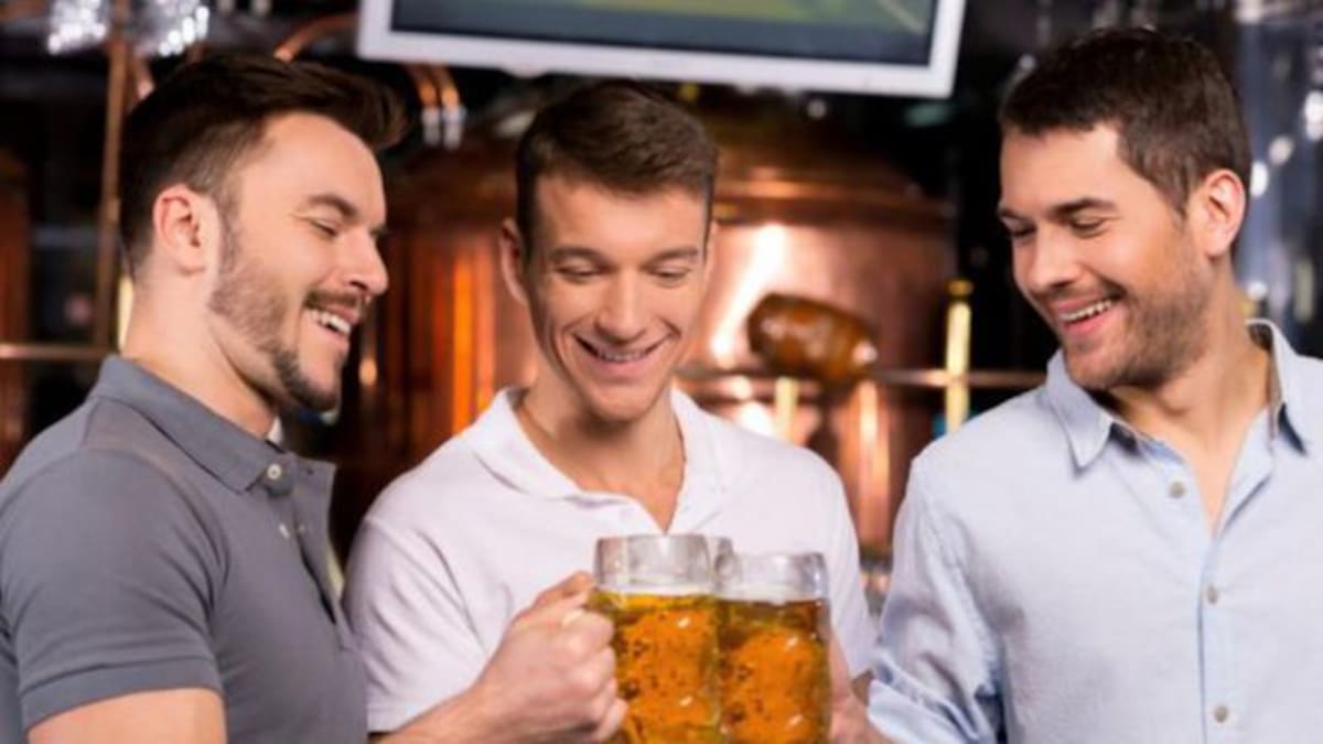 Según un estudio, salir a tomar cerveza después del trabajo hace bien a la salud