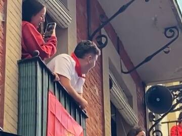 Confunden a un chico con Quevedo en los Sanfermines y todo el mundo corea el "Quédate"