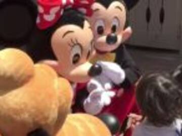 Niño sordo tiene mágico encuentro con personajes de Disney