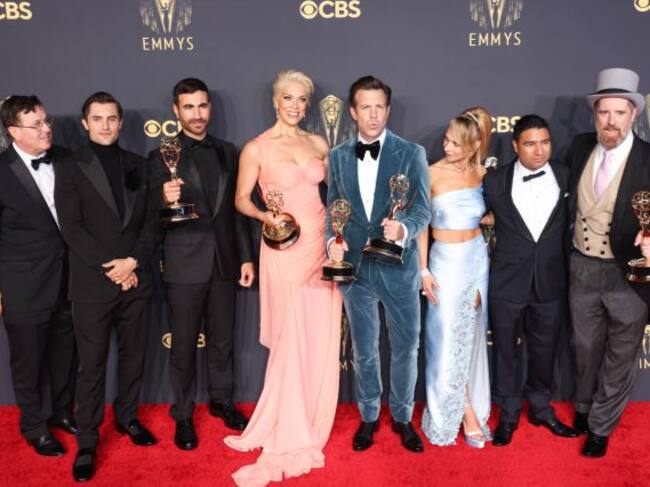 El equipo de 'Ted Lasso', galardonado en los Emmys 2021.